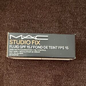 MAC Cosmetics Studio Fix Fluid SPF 15 Foundation - Black Packaging